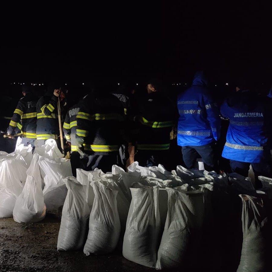 Inundații în Moldova. O persoană a fost salvată după o viitură pe râul Putna. Drumuri luate de ape, zeci de oameni evacuați 1056910