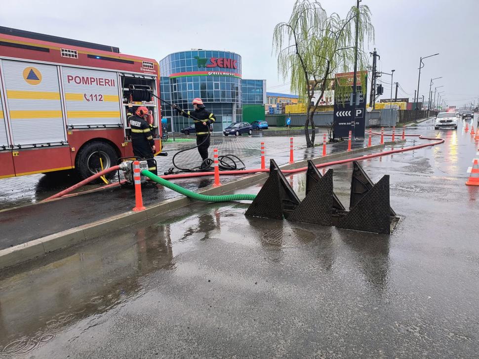 Inundații în Moldova. O persoană a fost salvată după o viitură pe râul Putna. Drumuri luate de ape, zeci de oameni evacuați 1056911