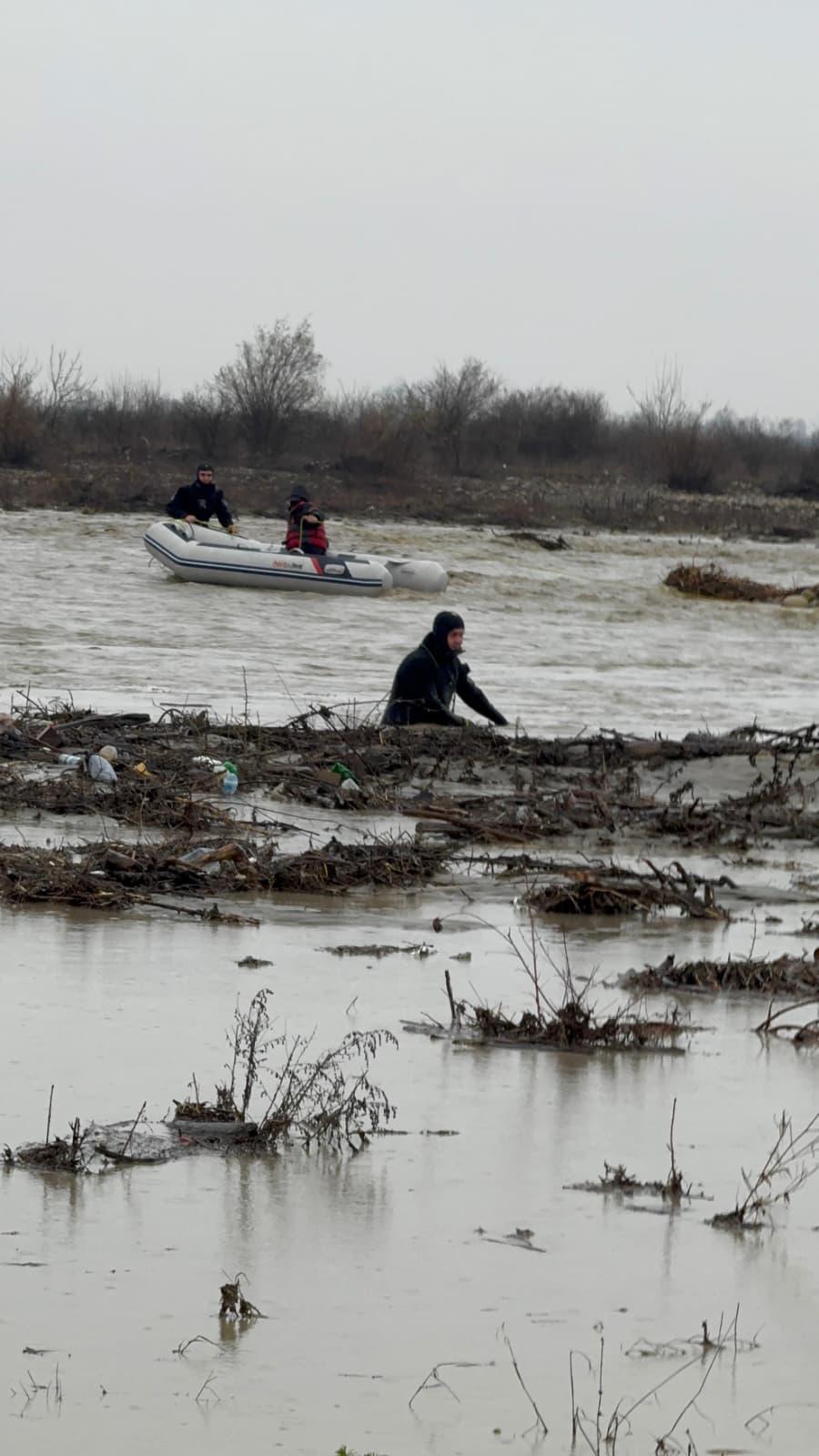 Inundații în Moldova. O persoană a fost salvată după o viitură pe râul Putna. Drumuri luate de ape, zeci de oameni evacuați 1056912