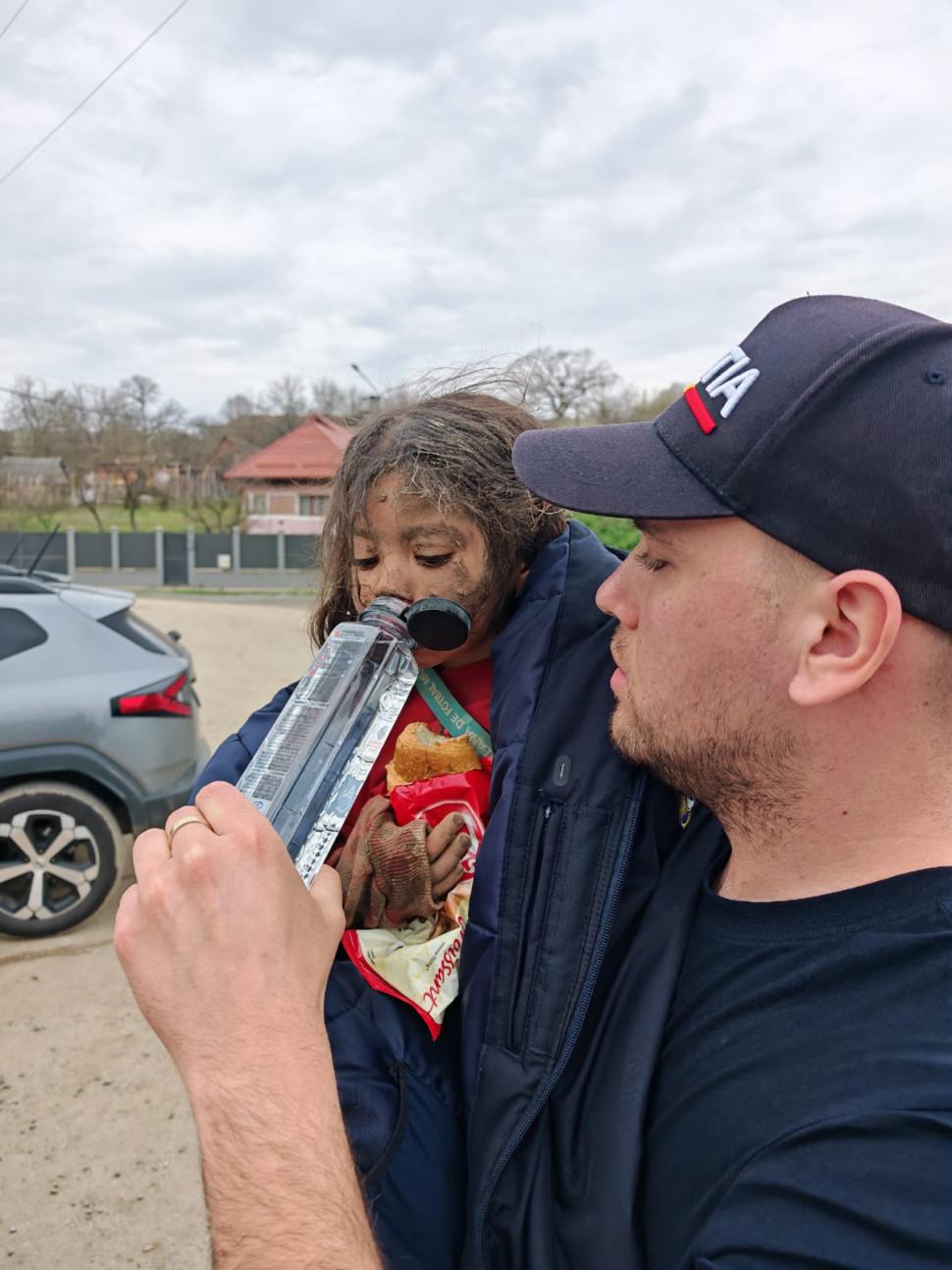 Au fost găsite Melisa și Rebeca, fetițele de 4 și 5 ani dispărute de acasă: Erau în pădure, flămânde, murdare și înghețate de frig 1057092