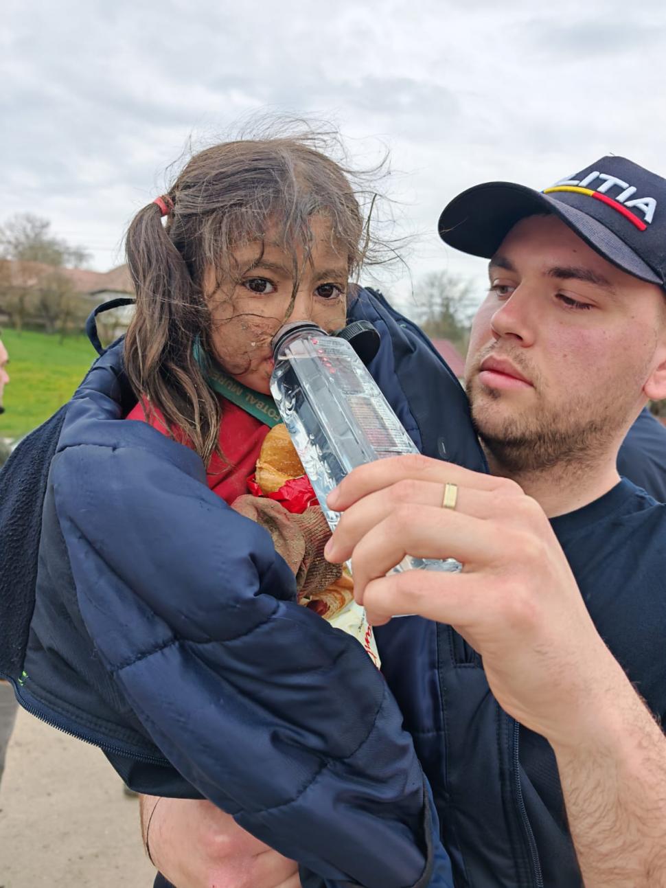 Au fost găsite Melisa și Rebeca, fetițele de 4 și 5 ani dispărute de acasă: Erau în pădure, flămânde, murdare și înghețate de frig 1057093