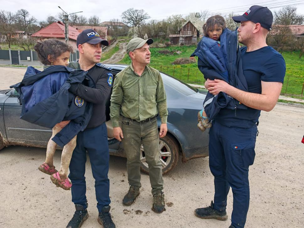 Au fost găsite Melisa și Rebeca, fetițele de 4 și 5 ani dispărute de acasă: Erau în pădure, flămânde, murdare și înghețate de frig 1057095