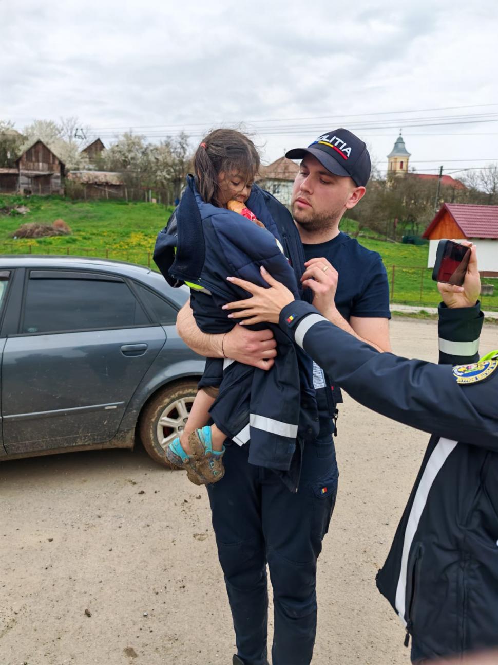 Au fost găsite Melisa și Rebeca, fetițele de 4 și 5 ani dispărute de acasă: Erau în pădure, flămânde, murdare și înghețate de frig 1057096