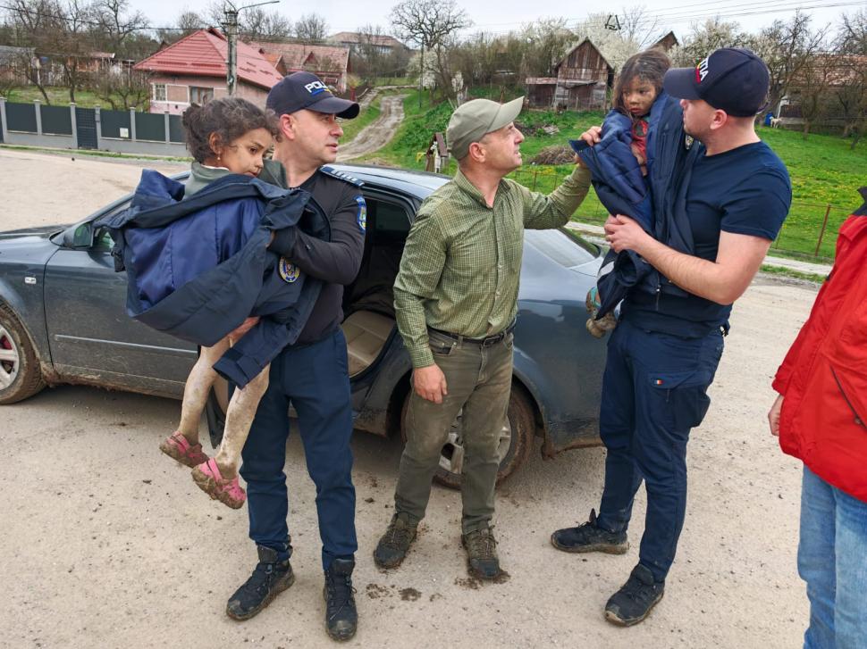 Au fost găsite Melisa și Rebeca, fetițele de 4 și 5 ani dispărute de acasă: Erau în pădure, flămânde, murdare și înghețate de frig 1057098