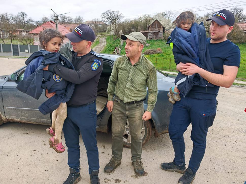 Au fost găsite Melisa și Rebeca, fetițele de 4 și 5 ani dispărute de acasă: Erau în pădure, flămânde, murdare și înghețate de frig 1057099