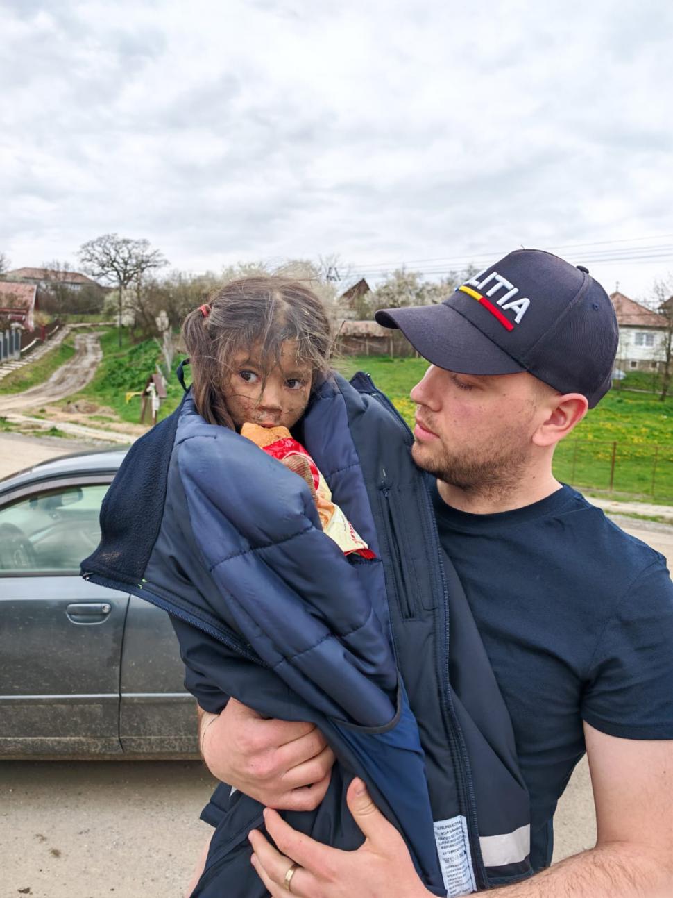 Au fost găsite Melisa și Rebeca, fetițele de 4 și 5 ani dispărute de acasă: Erau în pădure, flămânde, murdare și înghețate de frig 1057100