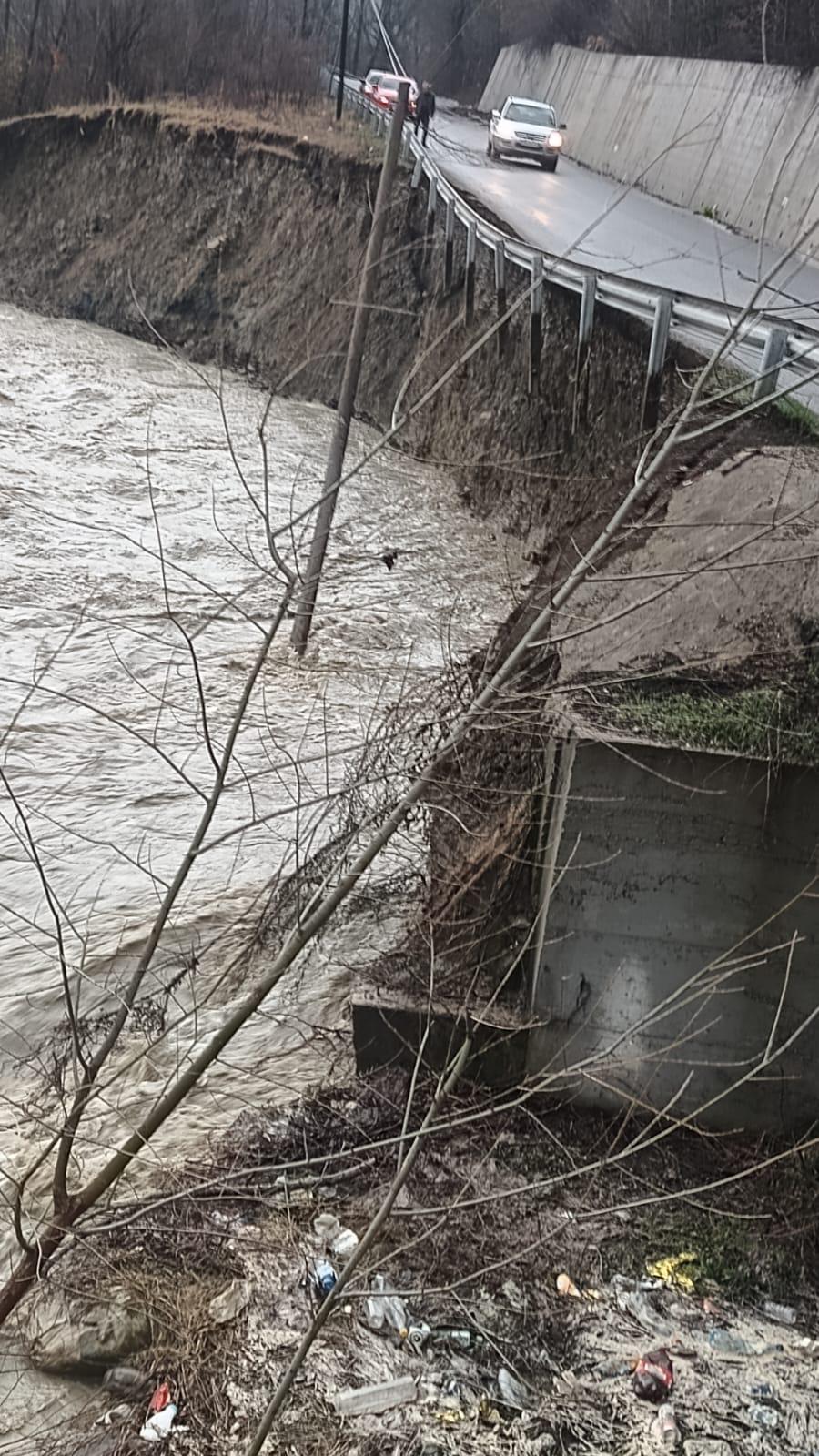 O bucată de drum s-a surpat și a căzut în apă, într-o comună din Vrancea: Este gaură în asfalt pe un sens de mers al DJ 205D, în Paltin 1056915