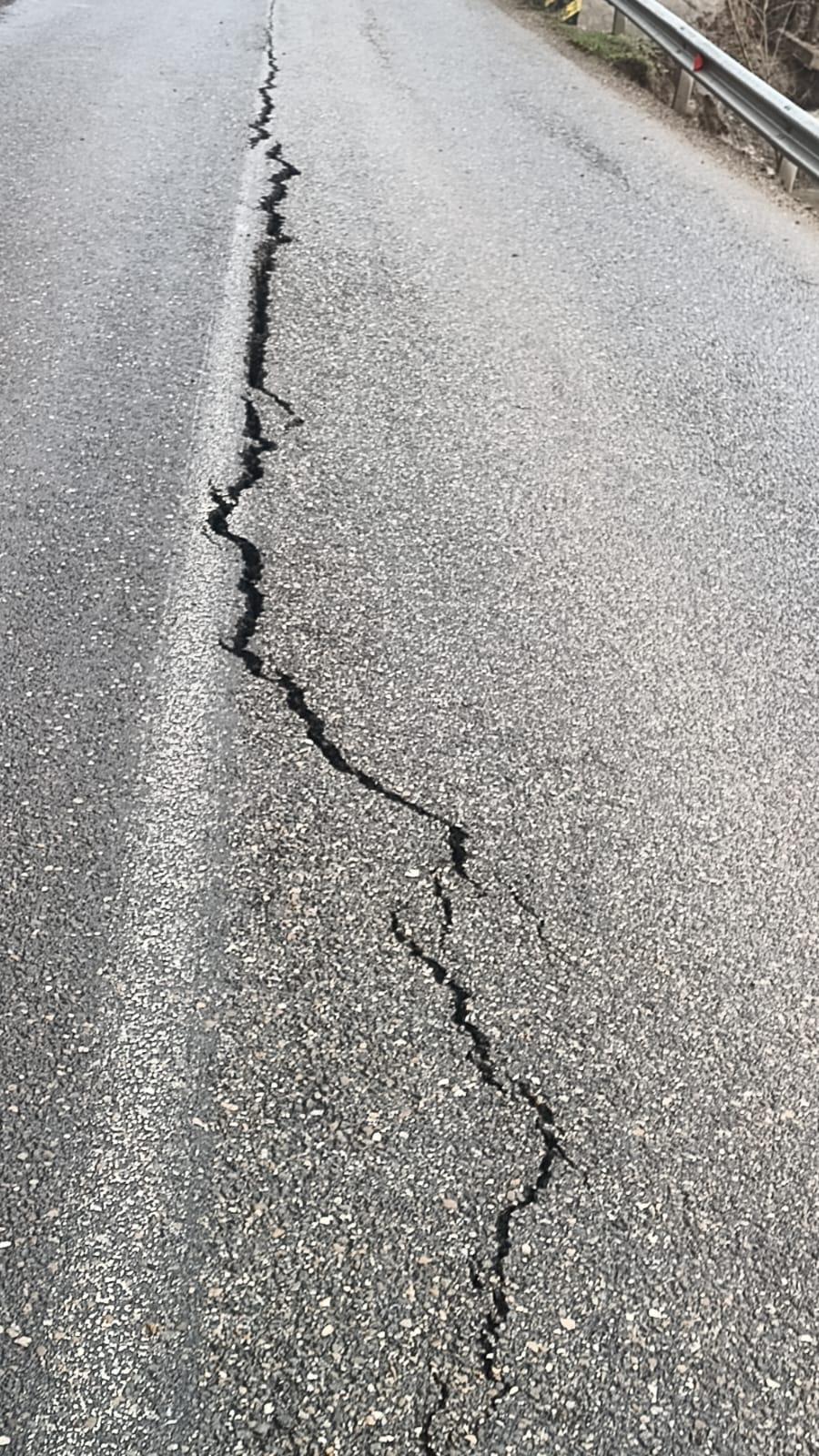 O bucată de drum s-a surpat și a căzut în apă, într-o comună din Vrancea: Este gaură în asfalt pe un sens de mers al DJ 205D, în Paltin 1056916