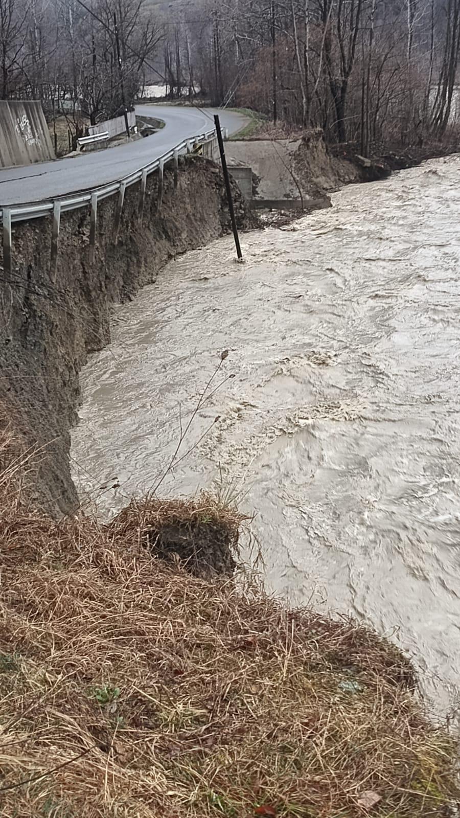 O bucată de drum s-a surpat și a căzut în apă, într-o comună din Vrancea: Este gaură în asfalt pe un sens de mers al DJ 205D, în Paltin 1056917