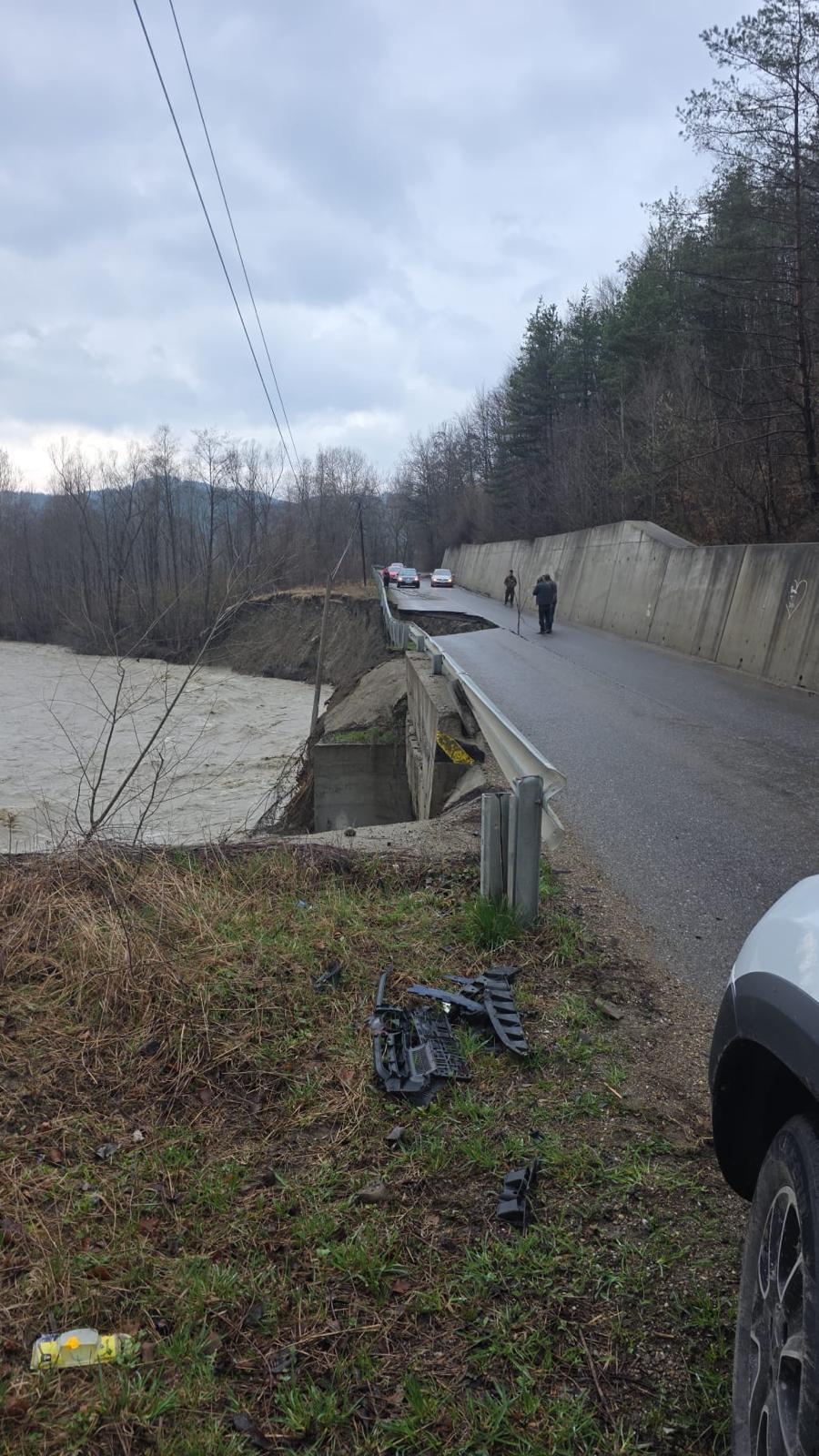 O bucată de drum s-a surpat și a căzut în apă, într-o comună din Vrancea: Este gaură în asfalt pe un sens de mers al DJ 205D, în Paltin 1056918