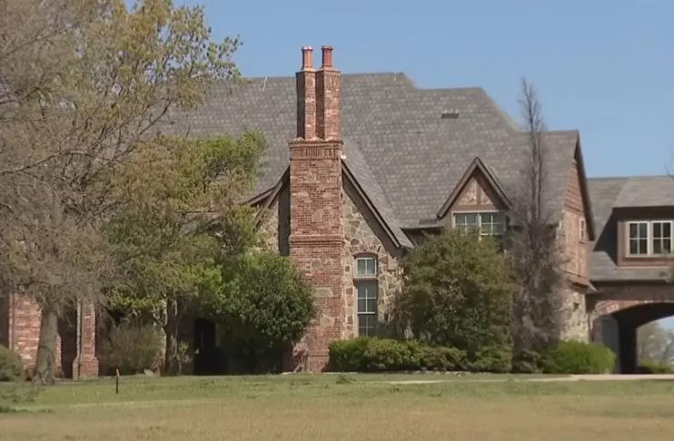 O vilă de lux a fost închiriată pentru o petrecere de 7 persoane. Până la urmă au fost 800 de oameni și au devastat casa 1056924