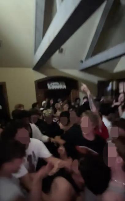 O vilă de lux a fost închiriată pentru o petrecere de 7 persoane. Până la urmă au fost 800 de oameni și au devastat casa 1056926