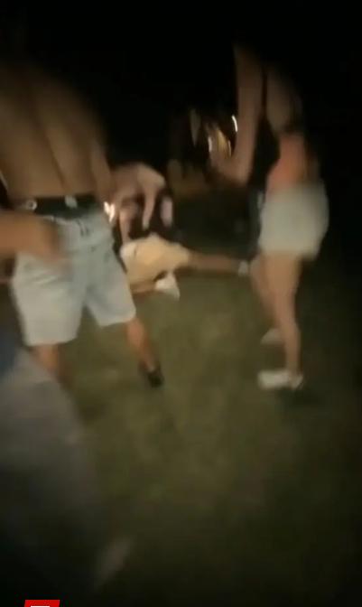 O vilă de lux a fost închiriată pentru o petrecere de 7 persoane. Până la urmă au fost 800 de oameni și au devastat casa 1056927