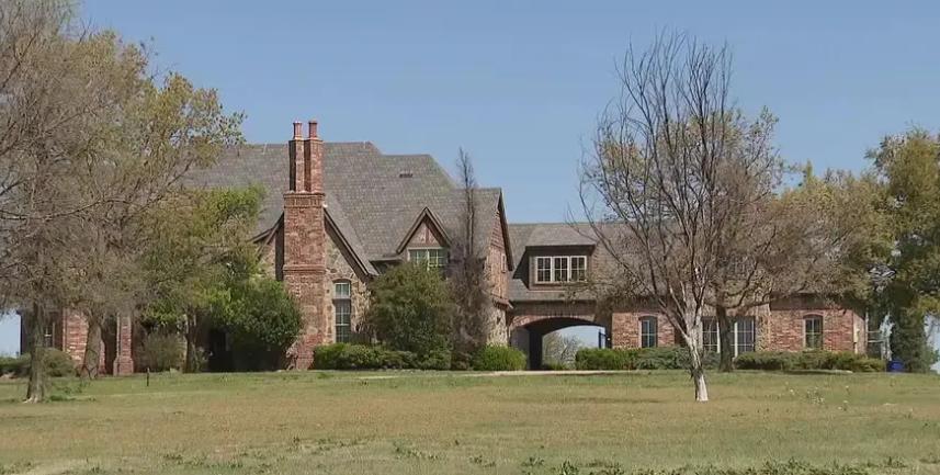 O vilă de lux a fost închiriată pentru o petrecere de 7 persoane. Până la urmă au fost 800 de oameni și au devastat casa 1056929