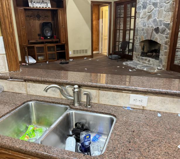 O vilă de lux a fost închiriată pentru o petrecere de 7 persoane. Până la urmă au fost 800 de oameni și au devastat casa 1056930