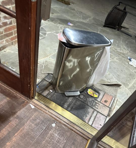 O vilă de lux a fost închiriată pentru o petrecere de 7 persoane. Până la urmă au fost 800 de oameni și au devastat casa 1056934