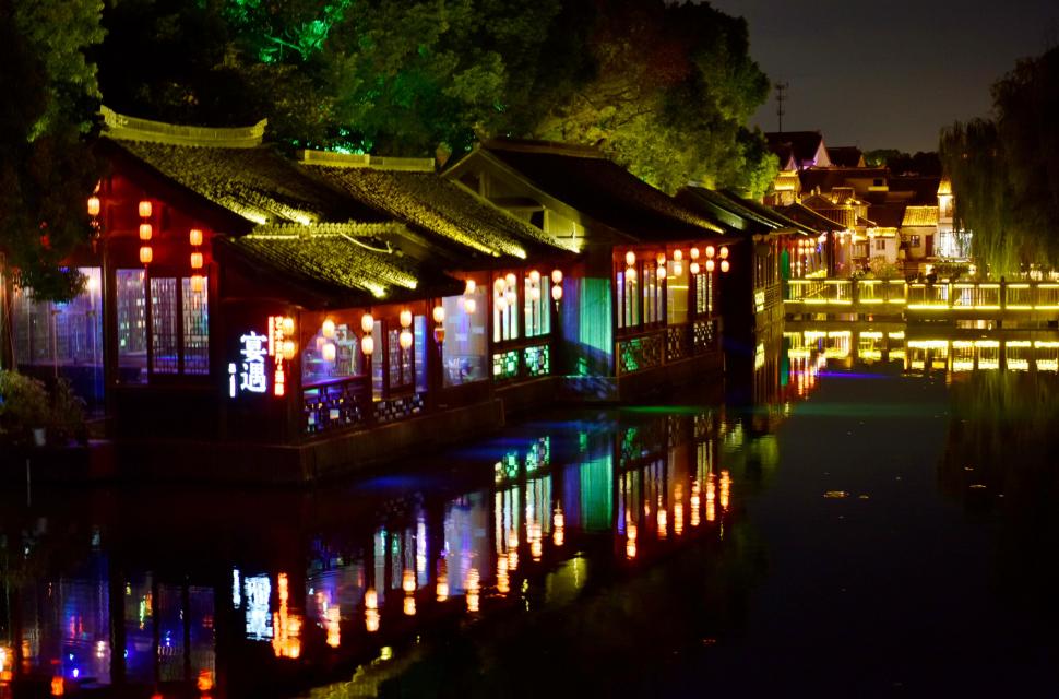 „Veneția Estului”: Orașul de poveste de lângă Shanghai, unde străzile sunt, de fapt, canale luminate de lampioane 1057077