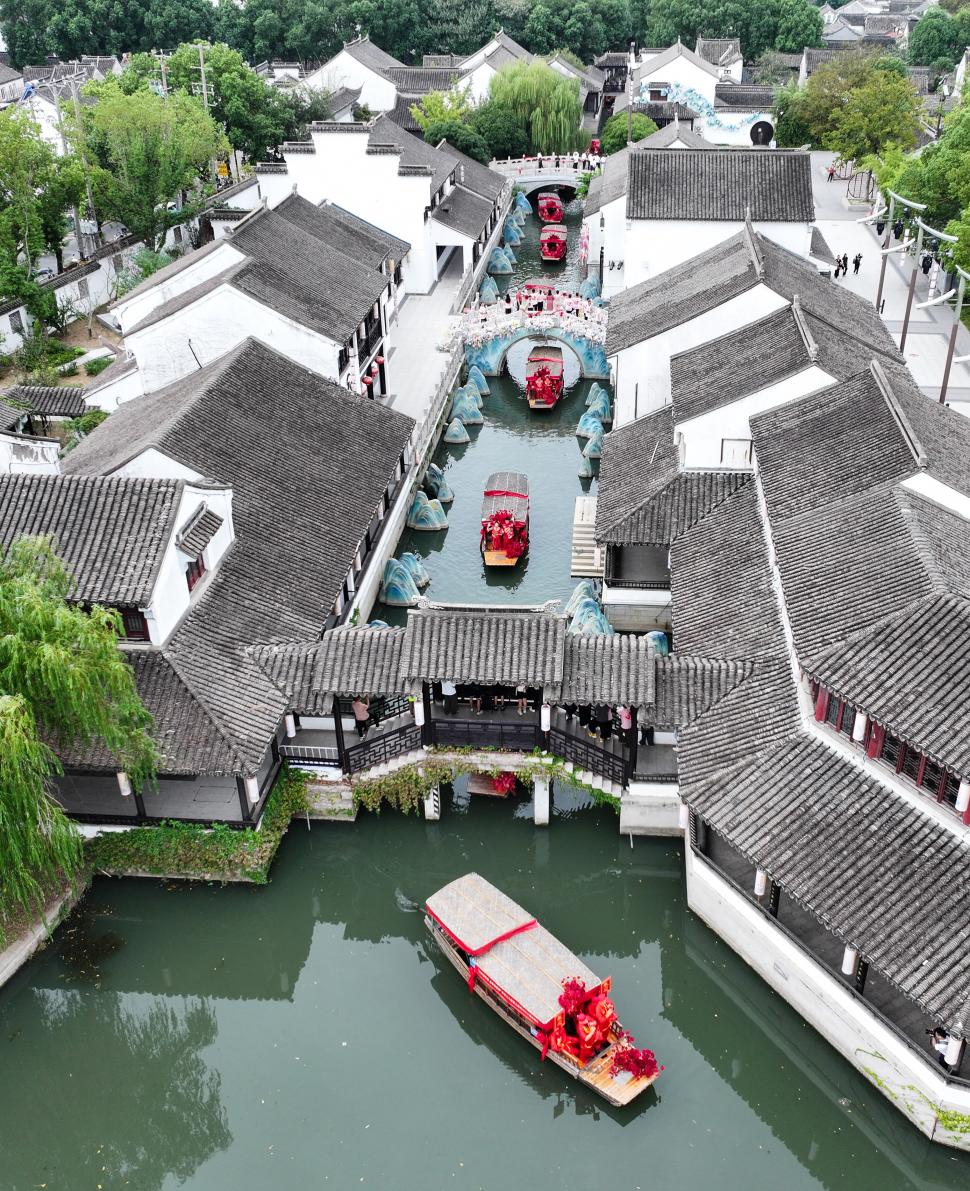 „Veneția Estului”: Orașul de poveste de lângă Shanghai, unde străzile sunt, de fapt, canale luminate de lampioane 1057080