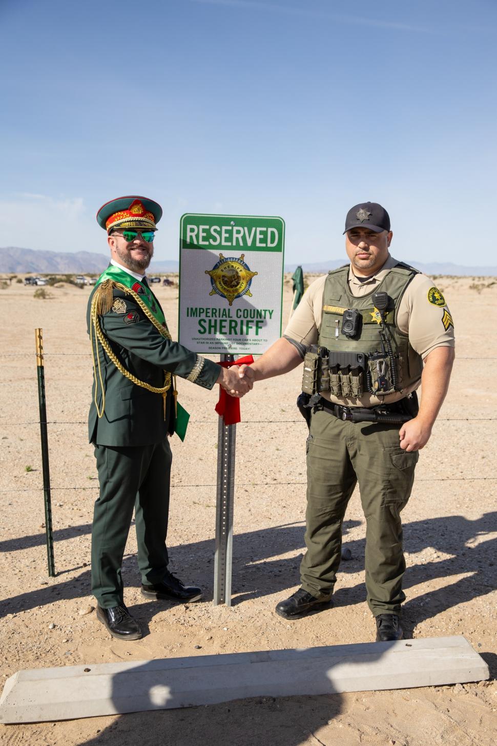 Un bărbat și-a cumpărat cu 19.000 de dolari o bucată de pământ și și-a făcut o „țară”. Regulile ciudate din Republica Slowjamastan 1057432