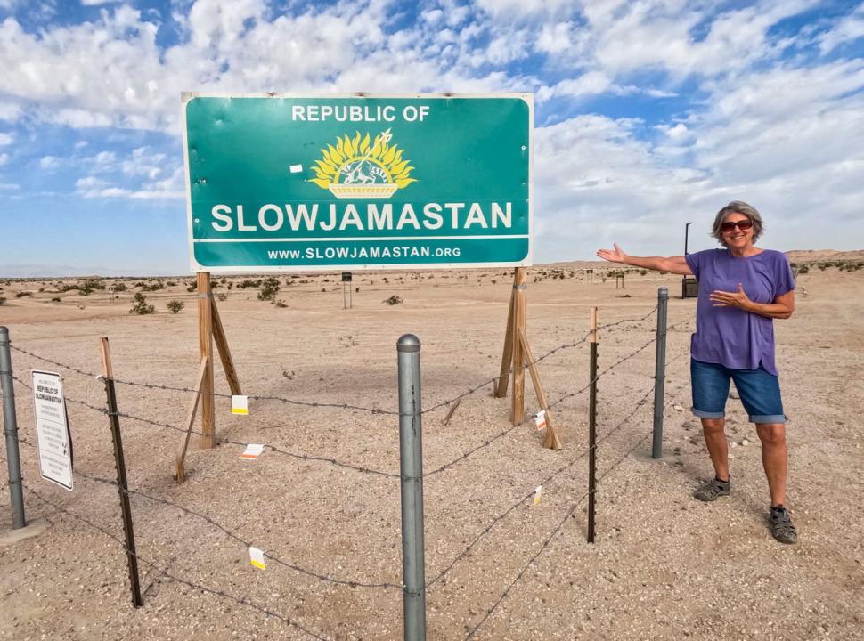 Un bărbat și-a cumpărat cu 19.000 de dolari o bucată de pământ și și-a făcut o „țară”. Regulile ciudate din Republica Slowjamastan 1057433