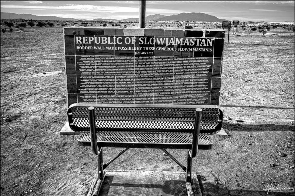 Un bărbat și-a cumpărat cu 19.000 de dolari o bucată de pământ și și-a făcut o „țară”. Regulile ciudate din Republica Slowjamastan 1057435