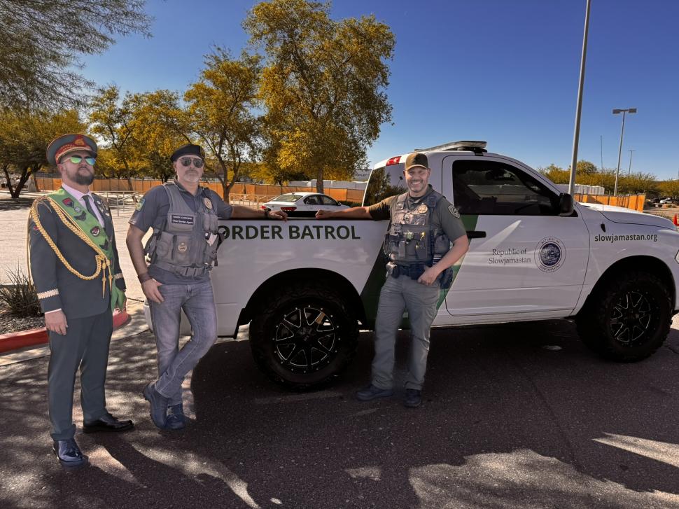 Un bărbat și-a cumpărat cu 19.000 de dolari o bucată de pământ și și-a făcut o „țară”. Regulile ciudate din Republica Slowjamastan 1057437