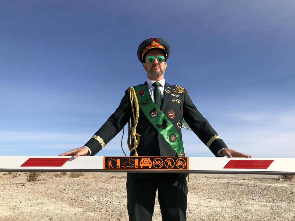 Un bărbat și-a cumpărat cu 19.000 de dolari o bucată de pământ și și-a făcut o „țară”. Regulile ciudate din Republica Slowjamastan 1057438