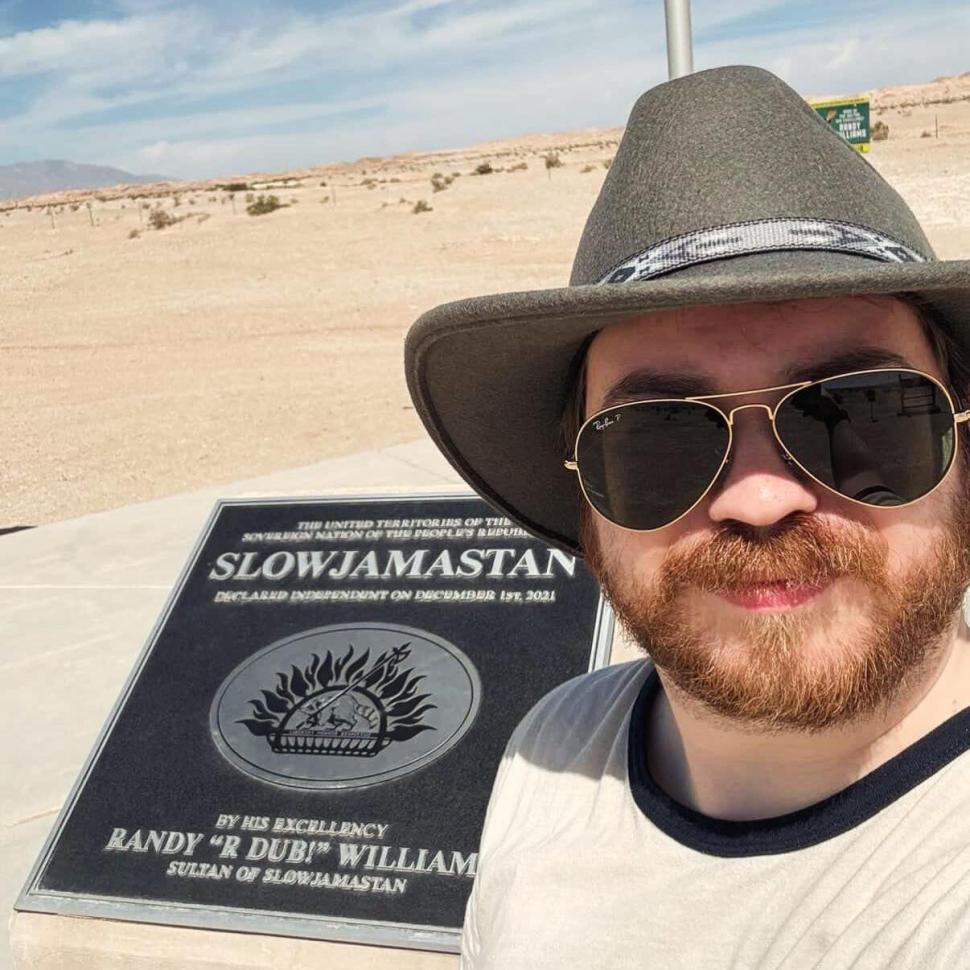 Un bărbat și-a cumpărat cu 19.000 de dolari o bucată de pământ și și-a făcut o „țară”. Regulile ciudate din Republica Slowjamastan 1057440