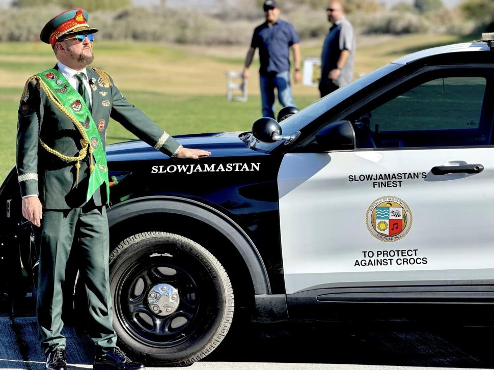 Un bărbat și-a cumpărat cu 19.000 de dolari o bucată de pământ și și-a făcut o „țară”. Regulile ciudate din Republica Slowjamastan 1057447