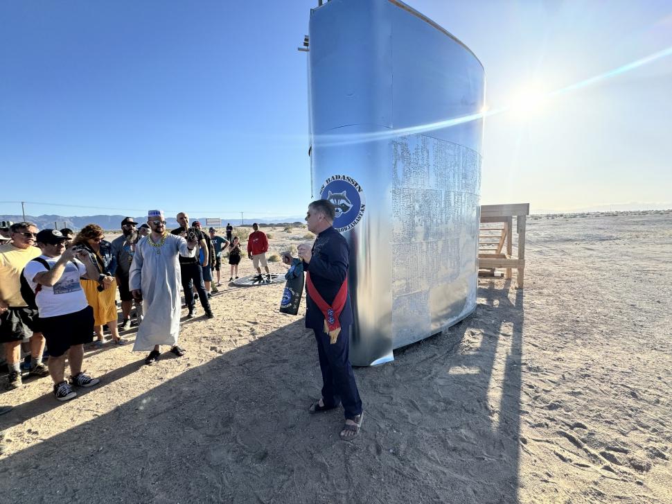 Un bărbat și-a cumpărat cu 19.000 de dolari o bucată de pământ și și-a făcut o „țară”. Regulile ciudate din Republica Slowjamastan 1057449