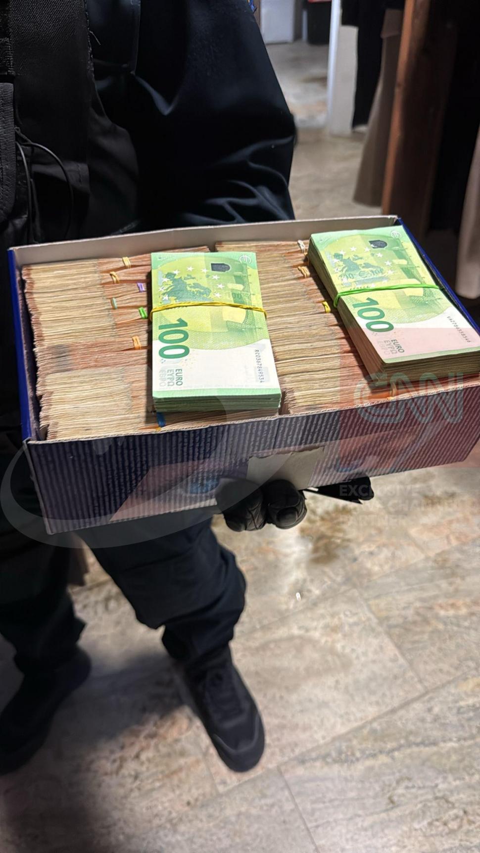 Cum arată cutiile pline cu bani găsite în casă la fostul șef de cabinet al lui Grindeanu: Procurorii DNA au numărat sute de mii de euro 1057394