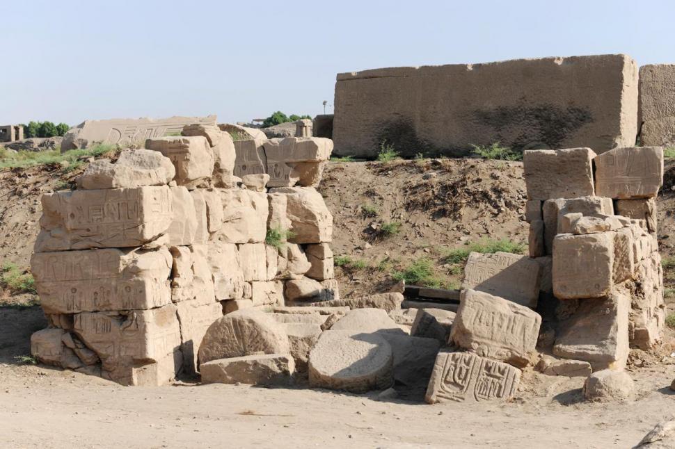 Descoperire arheologică neașteptată în Egipt, în timpul unor lucrări: O stelă de piatră a fost găsită lângă un templu antic din Luxor 1057301