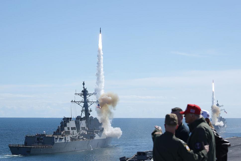 Trump și echipa urmăresc lansări de rachete de pe USS George HW Bush