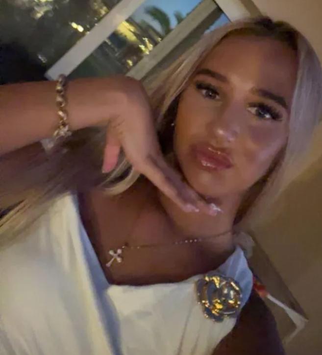 O fată de 16 ani a fost înjunghiată mortal în spate din cauza unui băiat. Mai mulți arestați, între care și o tânără de 18 ani 1057420