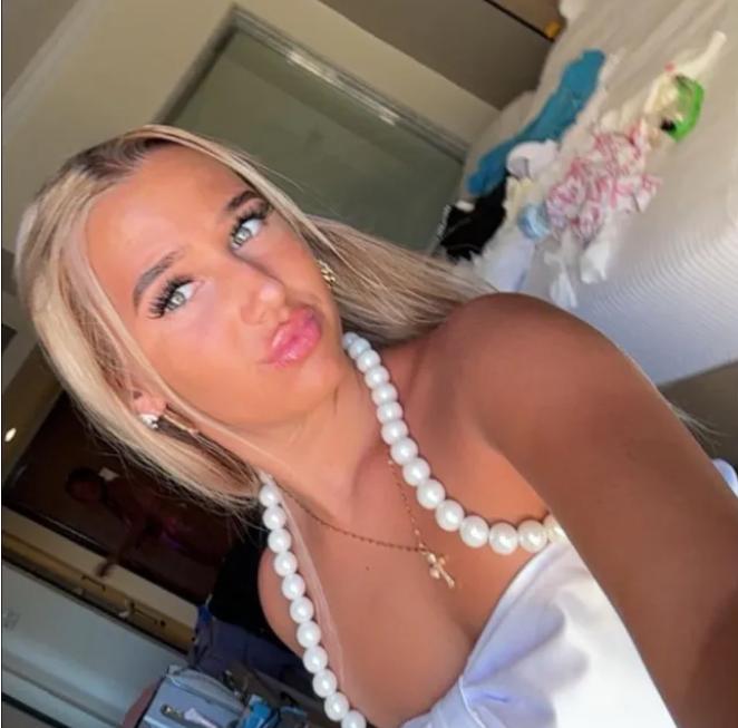 O fată de 16 ani a fost înjunghiată mortal în spate din cauza unui băiat. Mai mulți arestați, între care și o tânără de 18 ani 1057421