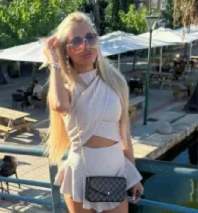 O fată de 16 ani a fost înjunghiată mortal în spate din cauza unui băiat. Mai mulți arestați, între care și o tânără de 18 ani 1057424