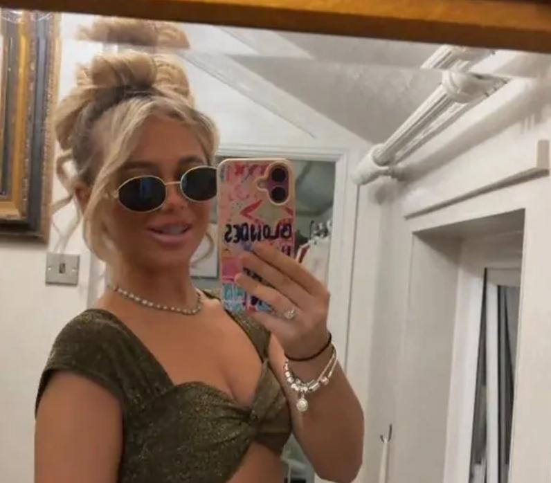 O fată de 16 ani a fost înjunghiată mortal în spate din cauza unui băiat. Mai mulți arestați, între care și o tânără de 18 ani 1057425