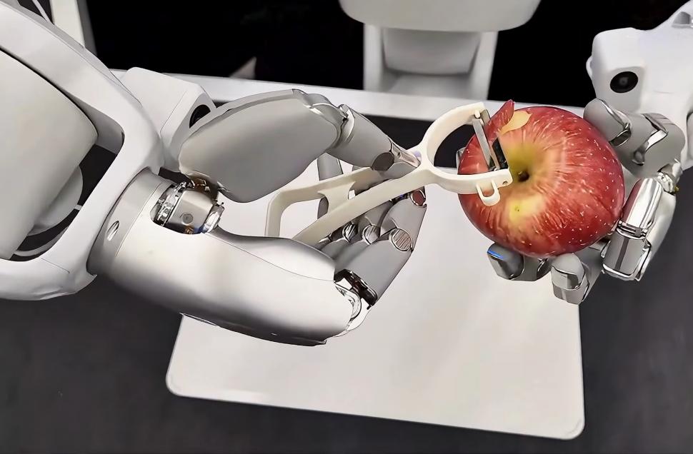 Un robot umanoid dovedește că poate să descojească un măr cu două mâini, exact ca oamenii: Cum arată North și ce știe să mai facă 1057253