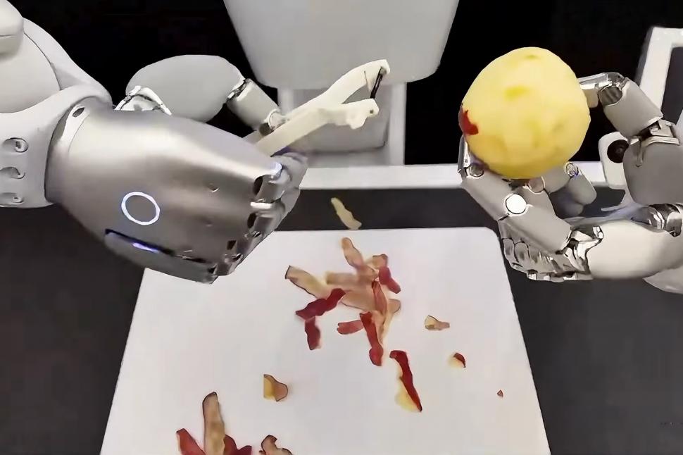 Un robot umanoid dovedește că poate să descojească un măr cu două mâini, exact ca oamenii: Cum arată North și ce știe să mai facă 1057255