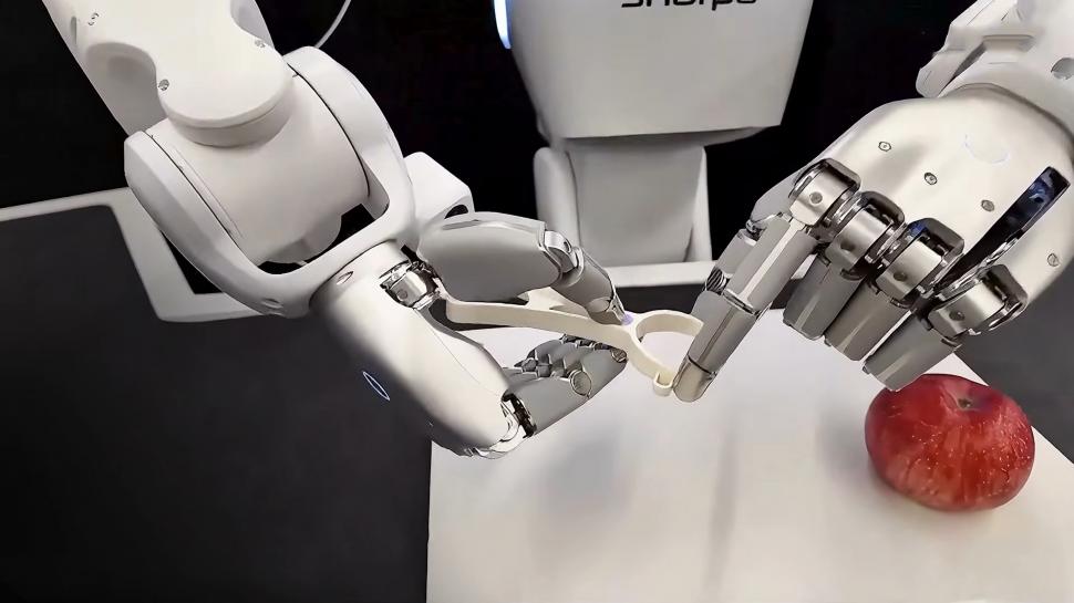 Un robot umanoid dovedește că poate să descojească un măr cu două mâini, exact ca oamenii: Cum arată North și ce știe să mai facă 1057257