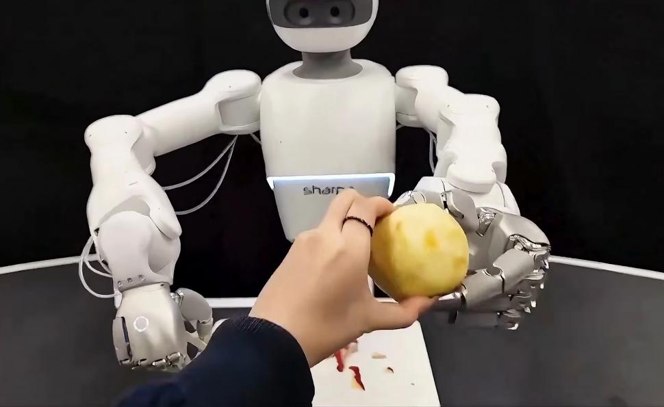 Un robot umanoid dovedește că poate să descojească un măr cu două mâini, exact ca oamenii: Cum arată North și ce știe să mai facă 1057259