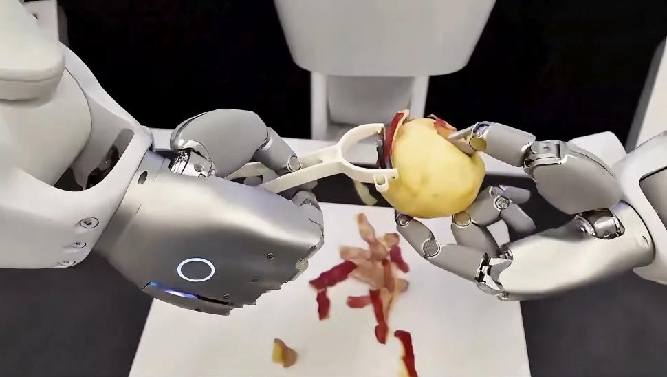Un robot umanoid dovedește că poate să descojească un măr cu două mâini, exact ca oamenii: Cum arată North și ce știe să mai facă 1057261