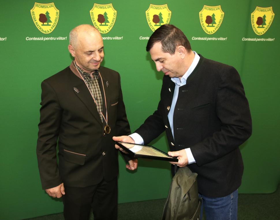 El este Aurel Frandeș, pădurarul care le-a găsit pe Melisa și Rebeca, fetițele de 4 și 5 ani dispărute de acasă: Romsilva l-a premiat 1057667