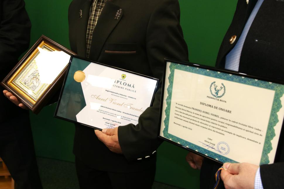 El este Aurel Frandeș, pădurarul care le-a găsit pe Melisa și Rebeca, fetițele de 4 și 5 ani dispărute de acasă: Romsilva l-a premiat 1057669