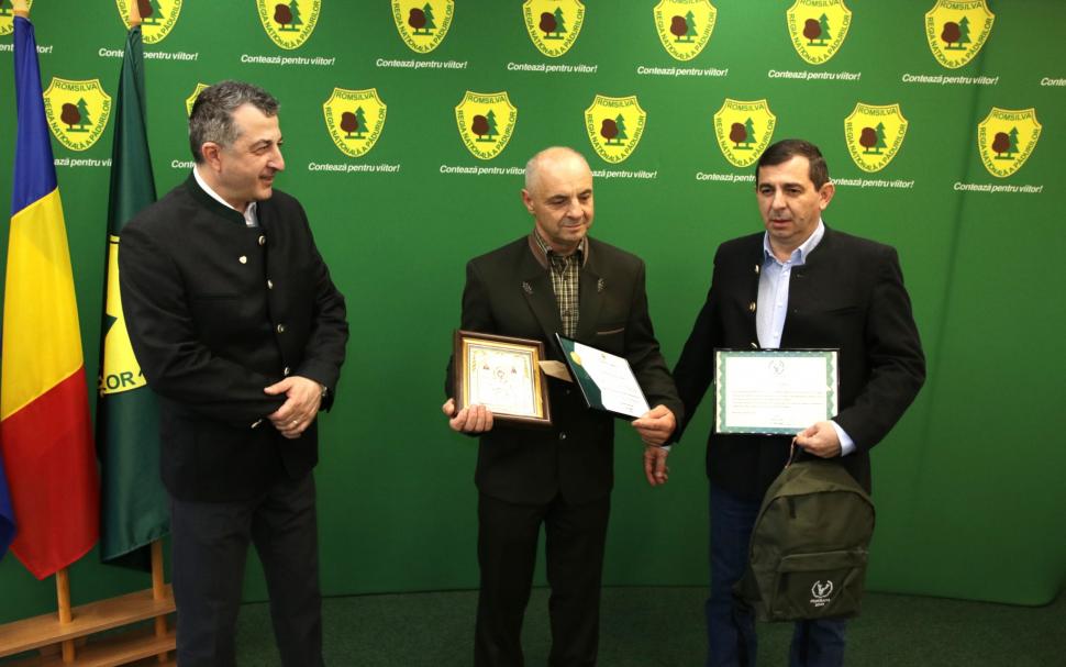 El este Aurel Frandeș, pădurarul care le-a găsit pe Melisa și Rebeca, fetițele de 4 și 5 ani dispărute de acasă: Romsilva l-a premiat 1057670