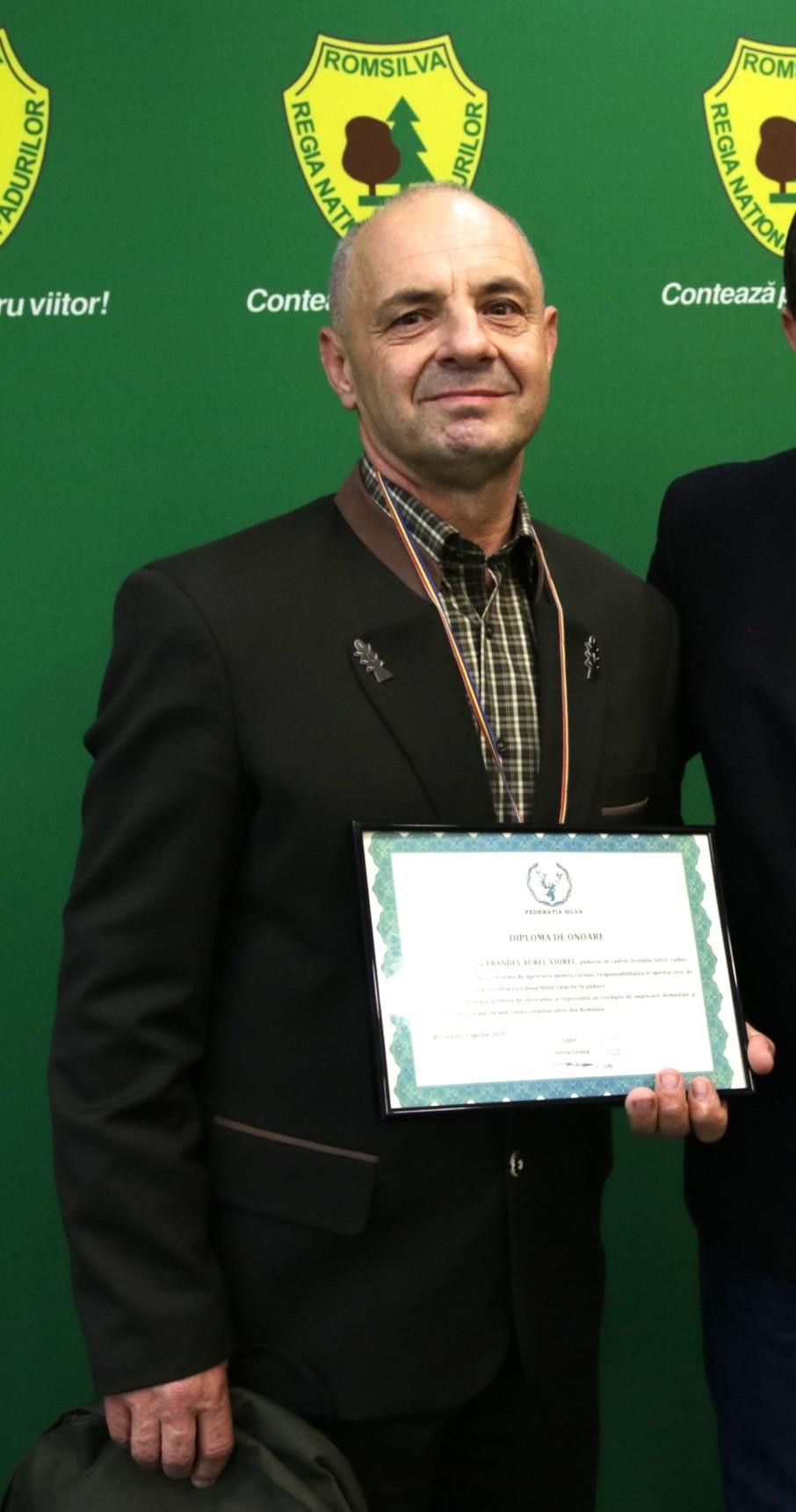 El este Aurel Frandeș, pădurarul care le-a găsit pe Melisa și Rebeca, fetițele de 4 și 5 ani dispărute de acasă: Romsilva l-a premiat 1057671