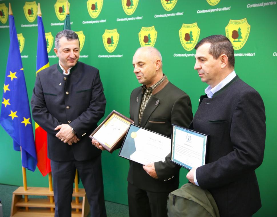 El este Aurel Frandeș, pădurarul care le-a găsit pe Melisa și Rebeca, fetițele de 4 și 5 ani dispărute de acasă: Romsilva l-a premiat 1057672