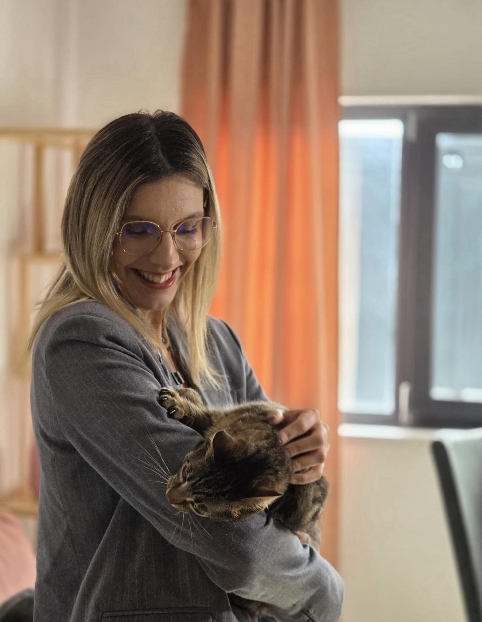 Ministerul Mediului a adoptat o pisică cu o poveste impresionantă. Buzoianu: „Schimbarea este posibilă atunci când cineva se implică” 1057848