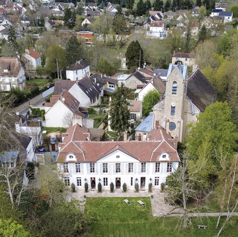 Un conac luxos din Franța, care i-a aparținut lui Karl Lagerfeld, se vinde mai ieftin decât unele apartamente din București 1057653