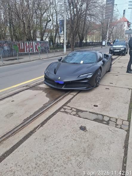 Un șofer a parcat un Ferrari SF90 pe mijlocul liniei de tramvai, lângă Piața Victoriei. Amenda e de 0,05% din prețul minim al mașinii 1057757